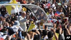 Paus Fransiskus tiba di pangkalan udara Maquehue untuk memimpin Misa di Temuco, Chile, Rabu (17/1). 