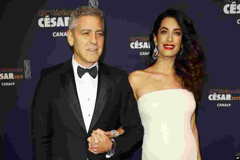 美国演员乔治&middot;克鲁尼和他妻子、国际人权律师阿马尔&middot;克鲁尼（ Amal Clooney） 在巴黎参加凯撒奖典礼（2017年2月）。6月6日，他们喜得双胞胎儿女。56岁的乔治&middot;克鲁尼得过奥斯卡奖，阿马尔&middot;克鲁尼今年39岁。