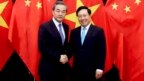 Bộ trưởng Ngoại giao Việt Nam Phạm Bình Minh (phải) tiếp Bộ trưởng Ngoại giao Trung Quốc Vương Nghị tại Hà Nội ngày 1/4/2018.