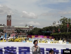 台湾法轮功在总统府前集会要求救援钟鼎邦 (美国之音叶兵拍摄)