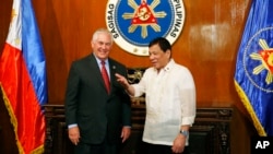 U.S. State Secretary Rex Tillerson, left, is welcomed by Philippine President Rodrigo Duterte during the former's courtesy call at Malacanang Palace in Manila, Aug. 7, 2017.