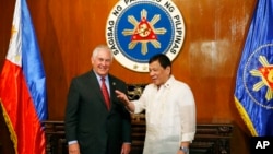 U.S. State Secretary Rex Tillerson, left, is welcomed by Philippine President Rodrigo Duterte during the former's courtesy call at Malacanang Palace in Manila, Philippines, Aug. 7, 2017.