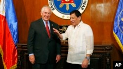 El secretario de Estado, Rex Tillerson, es recibido por el presidente Rodrigo Duterte en el palacio Malacanang en Manila.