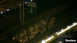 中國軍方一輛裝載東風遠程戰略導彈的車輛2009年9月18日臨晨駛向天安門廣場，參加建國60週年的閱兵預演。