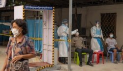 Medical workers perform COVID-19 testings on residents living in Toul Kork district, Phnom Penh, Cambodia, May 13, 2021. (Malis Tum/VOA Khmer)