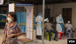 Medical workers perform COVID-19 testings on residents living in Toul Kork district, Phnom Penh, Cambodia, May 13, 2021. (Malis Tum/VOA Khmer)
