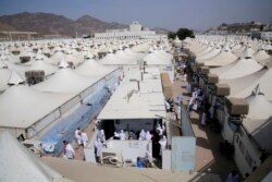 Tenda-tenda jutaan jemaah Haji saat bermalam di Mina, Arab Saudi (foto: dok).