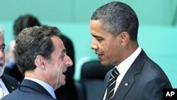 ​លោក ​នីកូឡាស សារកូហ្ស៊ី (Nicolas Sarkozy) ប្រធានាធិបតី​បារាំង​(ឆ្វេង)​​ និងលោក​ប្រធានាធិបតីសហរដ្ឋអាមេរិក​​ បារ៉ាក់​ អូបាម៉ា​ បានជួបចរចា​មុន​ជំនួបកំពូល G20 ក្នុងទីក្រុងសេអ៊ូល កូរ៉េខាងត្បូង។