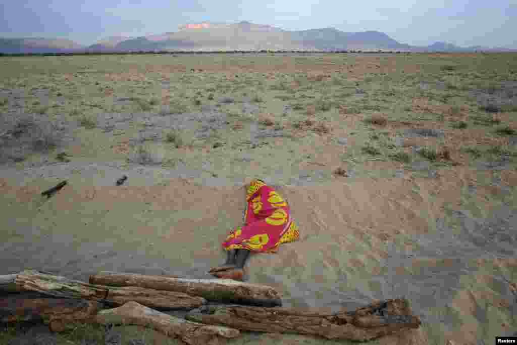 Một người đàn ông Turkana ngủ trên bờ phía tây của hồ Turkana gần Todonyang, gần biên giới Kenya-Ethiopia ở phía bắc Kenya. 