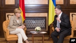 Kanselir Jerman Angela Merkel (kiri) dan Presiden Ukraina Petro Poroshenko bertemu di Kyiv, Ukraina, Sabtu, 23 Agustus 2014.
