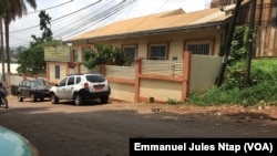 Un bâtiment du tribunal criminel spécial où des enquêteurs spécialisés de police judiciaire, interrogés les personnalités soupçonnées de détournements des fonds au Cameroun, le 22 mars 2018. (VOA/Emmanuel Jules Ntap)