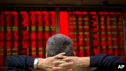 一位中国投资者在北京一处证券交易所观察股市走向。（资料照）