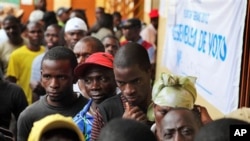 Des électeurs attendant de voter