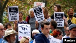 지난해 4월 호주 시드니의 이민국 사무실 앞에서 한 시민단체가 난민 수용을 촉구하는 시위를 벌이고 있다.