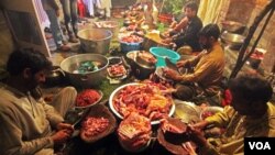 Warga Kashmir menyiapkan berbagai macam makanan untuk pesta perkawinan di Kashmir-India 