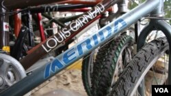 This seller specialized in racing and mountain bikes of higher value after finding the cheap city bikes a saturated and low-paying market. (Kiana Duncan/VOA Khmer)