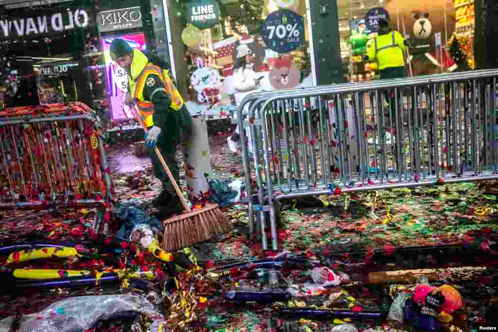 Petugas kebersihan membersihkan area setelah perayaan Malam Tahun Baru di kawasan Times Square, Manhattan, New York.