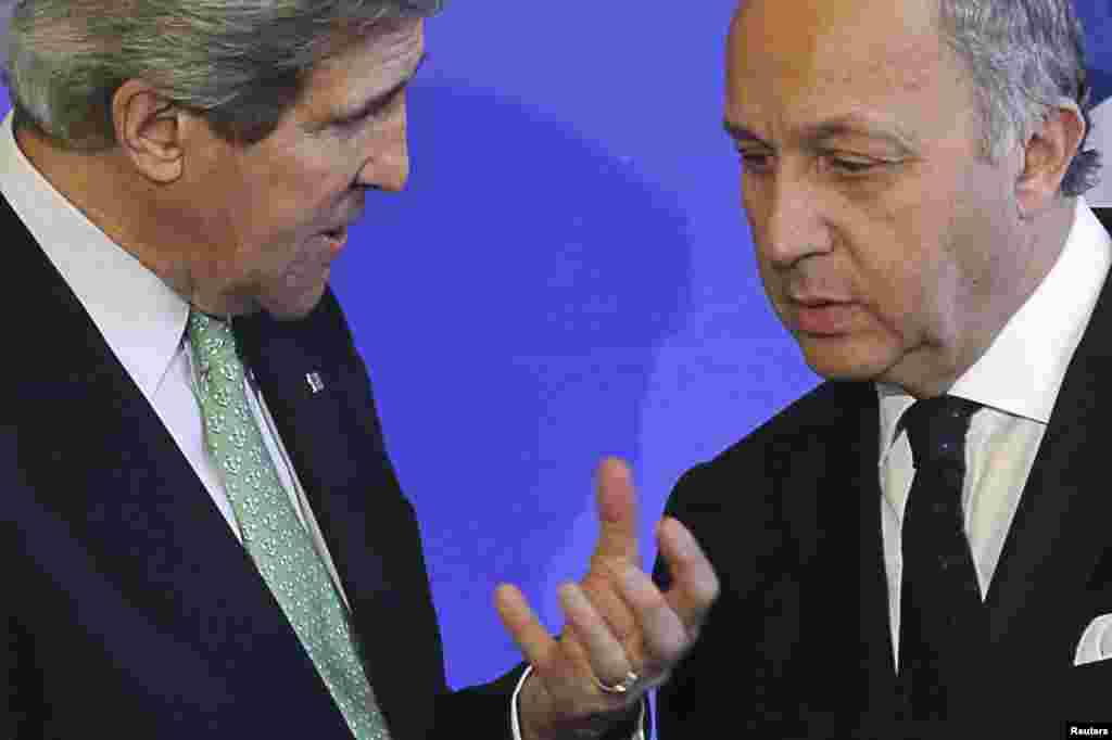 French Foreign Affairs Minister Laurent Fabius (R) speaks with U.S. Secretary of State John Kerry after a news conference at the ministry in Paris, February 27, 2013. REUTERS/Philippe Wojazer (FRANCE - Tags: POLITICS) - RTR3ECNH
