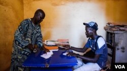 The director of Timbuktu's post office, Ousmane Aliou Maiga, meets with Timbuktu resident and guide Ali Nialy. After launching the postcard project, Nialy quickly Maiga's best client. (K. Höije/VOA)