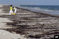 Une équipe de nettoyage à l'eouvre sur la plage de Pensacola en Floride peu après la maréee noire (Archives)