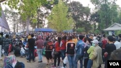 ແຮງງານລາວຫຼາຍຮ້ອຍຄົນ ທີ່ໄປເຮັດວຽກຢູ່ໄທ ພາກັນເດີນທາງກັບຄືນສູ່ພູມລຳເນົາ ເມື່ອປະເທດໄທ ປະກາດປິດເມືອງ.
