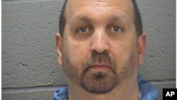 La imagen de la policía de Durham muestra a Craig Stephen Hicks, quien es sospechoso del asesinato de tres musulmanes en Carolina del Norte.