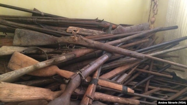Il y a plus de fusils de chasse que d'armes de guerre dans le ramassage d'armes dans le Pool, au Congo-Brazzaville, le 23 septembre 2018. (VOA/Arsène Séverin)
