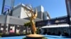 Une statue d'Emmy devant le Microsoft Theater de Los Angeles, le 17 septembre 2018.