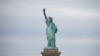 Активистка борьбы за права иммигрантов забралась на Статую Свободы