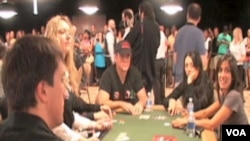 Slavne ličnosti i profesionalni igrači pokera na humanitarnom događaju u Las Vegasu