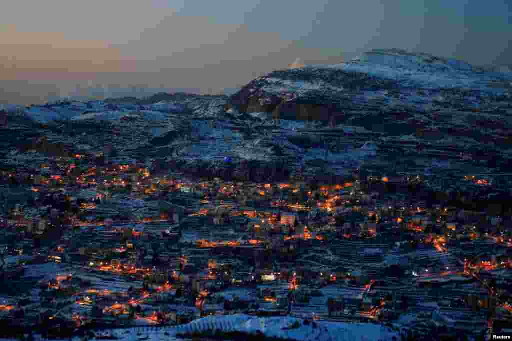 چشم انداز یک دهکده برفی در منطقه فارایا در لبنان.