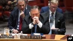 Ngoại trưởng Mỹ Mike Pompeo lắng nghe trong cuộc họp của Hội đồng Bảo an Liên Hiệp Quốc về sự tuân thủ của Iran đối với thỏa thuận hạt nhân năm 2015 tại trụ sở Liên Hiệp Quốc ở thành phố New York, Mỹ, ngày 12 tháng 12, 2018. 