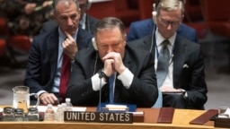Ngoại trưởng Mỹ Mike Pompeo lắng nghe trong cuộc họp của Hội đồng Bảo an Liên Hiệp Quốc về sự tuân thủ của Iran đối với thỏa thuận hạt nhân năm 2015 tại trụ sở Liên Hiệp Quốc ở thành phố New York, Mỹ, ngày 12 tháng 12, 2018. 