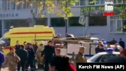 Les services d'urgence s'occupent d'un blessé dans un camion, à Kertch, en Crimée, le 17 octobre 2018.