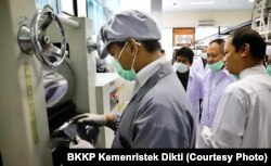 Menristek Mohammad Nasir meninjau produksi baterai lithium di kampus Universitas Sebelas Maret, 31 Mei 2019. (Foto: BKKP Kemenristek Dikti)