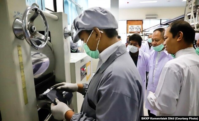 Menristek Mohammad Nasir meninjau produksi baterai lithium di kampus Universitas Sebelas Maret, 31 Mei 2019. (Foto: BKKP Kemenristek Dikti)