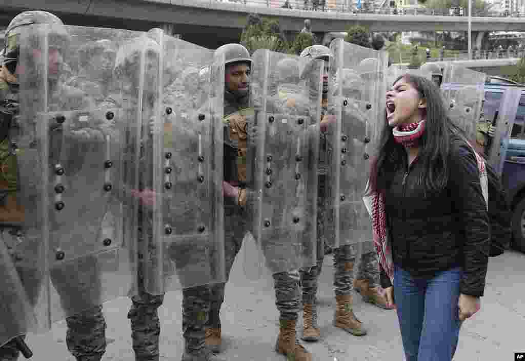 لبنان شاهد اعتراضات گسترده مردم به دولت است. پلیس در مکان هایی با معترضان درگیر شده است. این معترض مقابل پلیس ضد شورش شعار می&zwnj;دهد.&nbsp;