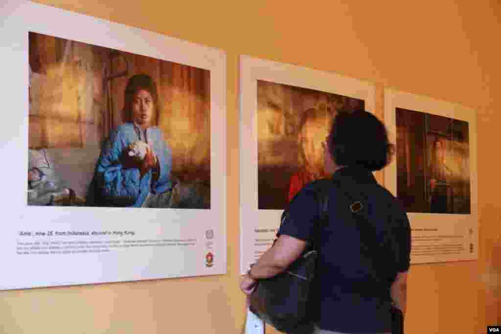 Audience look at photos of victims from the abuse of domestic workers in an exhibition &ldquo;No one should work this way&rdquo; at Foreign Correspondent of Phnom Penh on May 7th 2015. (Nov Povleakhena/VOA Khmer)