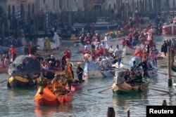 Desfile de botes en canal Rio de Cannaregio, en Venecia, Italia, en el inicio de la temporada de carnaval. Feb. 17 de 2019.