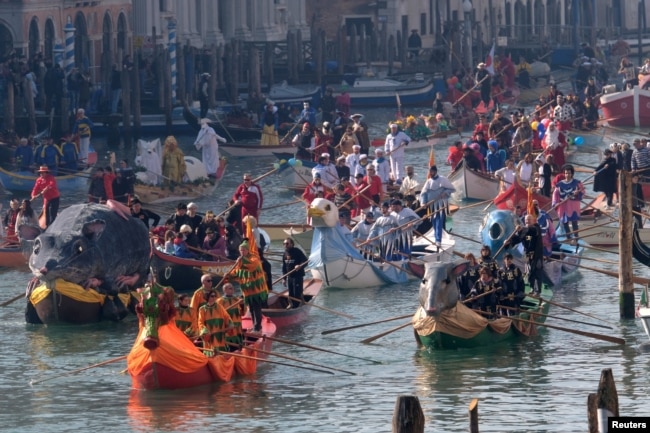 Desfile de botes en canal Rio de Cannaregio, en Venecia, Italia, en el inicio de la temporada de carnaval. Feb. 17 de 2019.