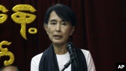 အာဇာနည္ေန႔ အခမ္းအနားအတြင္း ေဒၚေအာင္ဆန္းစုၾကည္ မိန္႔ခြန္းေျပာေနစဥ္