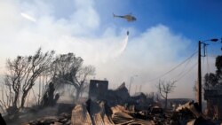 Helicópteros como el de la foto ayudan a contener los incendios de Navidad en Valparaíso.