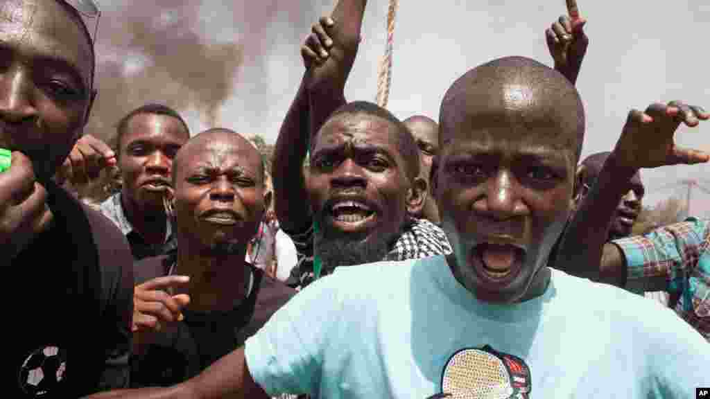 Une foule manifeste après le coup d&#39;Etat à Ouagadougou, Burkina Faso, 17 septembre 2015.