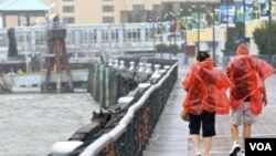 Se prevé que las fuertes lluvias causen inundaciones y anegaciones repentinas, advirtió el Centro Nacional de Huracanes.Huracanes