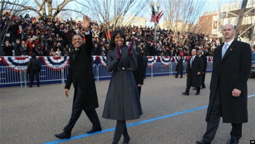 Michelle Obama memakai rok dan mantel rancangan Thom Browne untuk parade inaugurasi. (AP/The New York Times, Doug Mills)