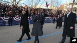 Michelle Obama memakai rok dan mantel rancangan Thom Browne untuk parade inaugurasi. (AP/The New York Times, Doug Mills)