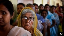 Assam eyaletinde oy vermek için kuyruğa giren Hintli seçmenler