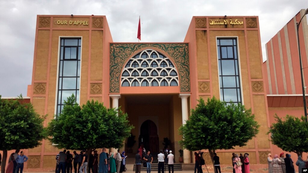 ARCHIVES - Des personnes se tiennent devant le palais de justice de Beni Mellal, au Maroc, le 6 septembre 2018.