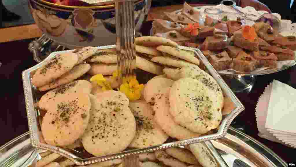 بخشی از مهمانی نوروزی کاخ سفید، پذیرایی از مهمانان با شیرینی و غذاهای ایرانی است. از جمله این شیرینی های &quot;نان برنجی&quot;.