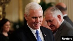  ທ່ານ ​ໄມ​ຄ໌ ​ເພັນ​ສ໌ (Mike Pence) ຮອງປະທານ​າ​ທິບໍດີສະຫະລັດ ແລະທ່ານ ເຣັກສ໌ ທິລເລີຊັນ (Rex Tillerson) ລັດຖະມົນຕີກະຊວງການຕ່າງປະເທດ ກໍາລັງຍ່າງອອກຈາກກອງປະຊຸມ ທີ່ທໍານຽບຂາວ ໃນວັນທີ 10 ມັງກອນ, 2018